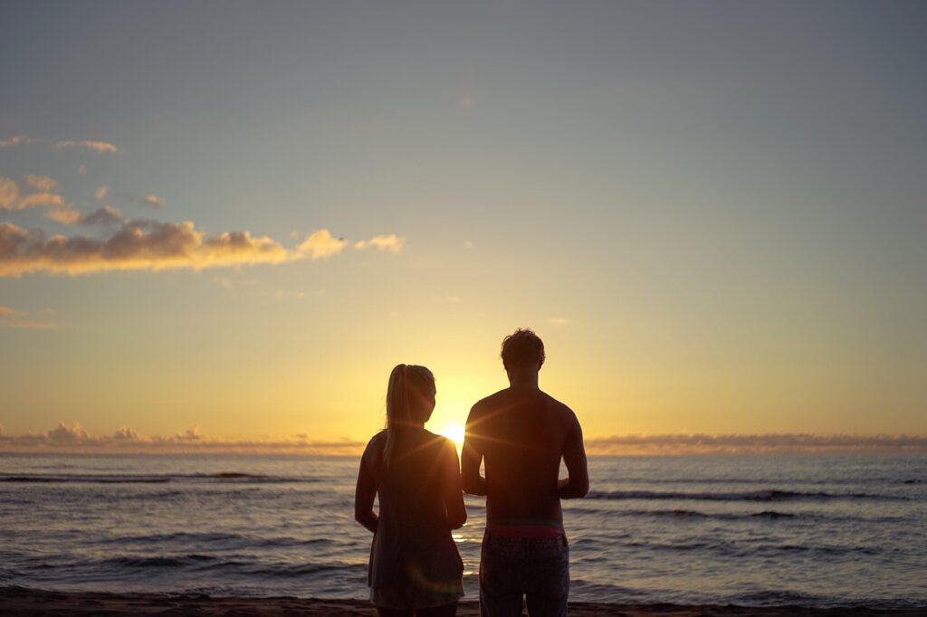 couple, coucher de soleil
